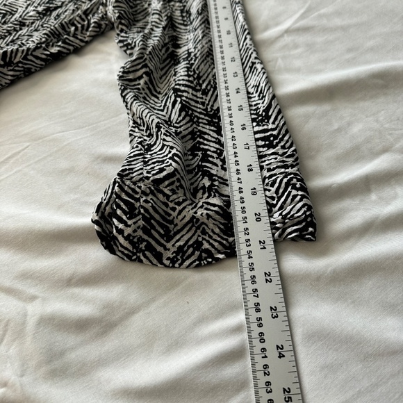 Blue Sky Black + White Abstract Geometric Tribal Long Sleeve V-Neck Blouse‎ 1X - Picture 8 of 13